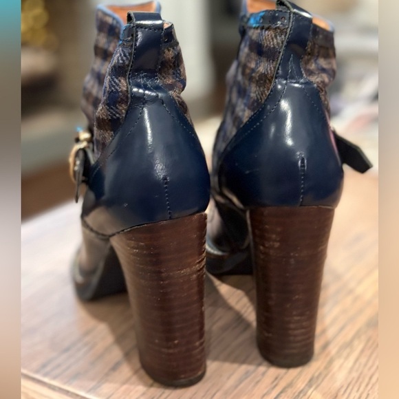 Mellow Yellow Heeled Boots - Picture 7 of 16